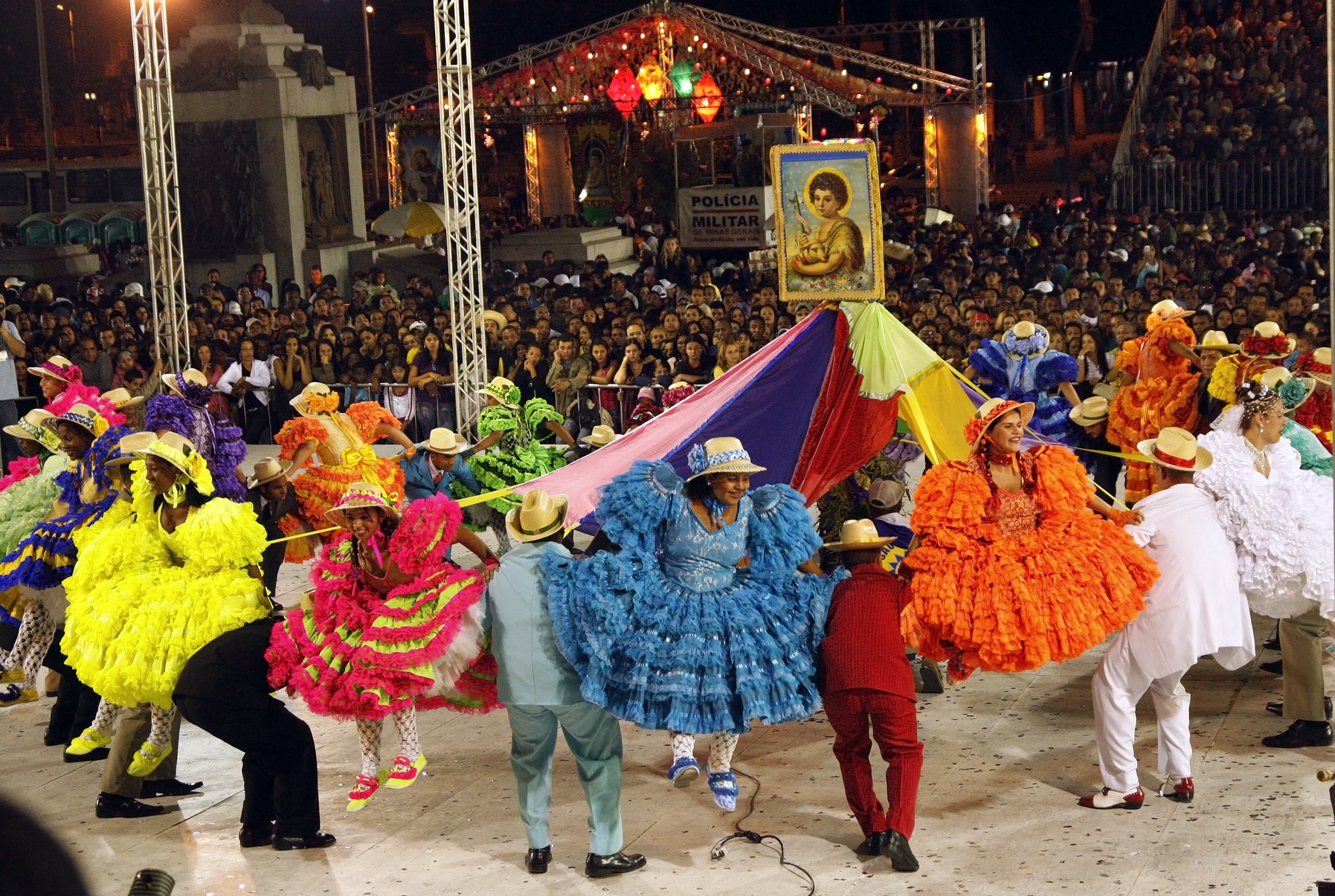 pessoas dançando em uma quadrilha junina