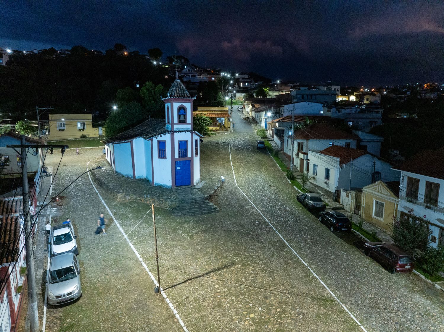 Imagem de rua de Sabará iluminada 