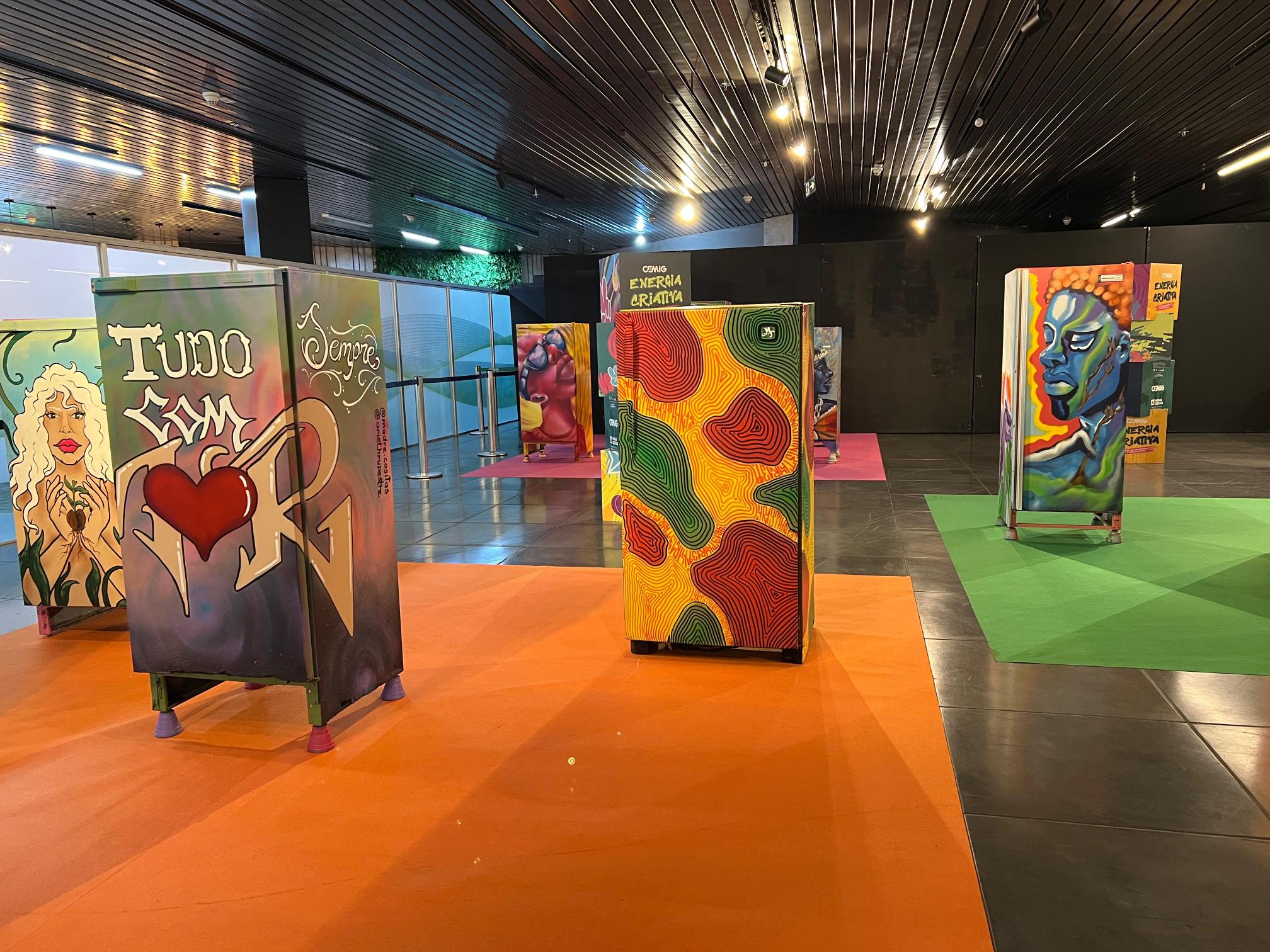 foto de exposição de geladeiras coloridas