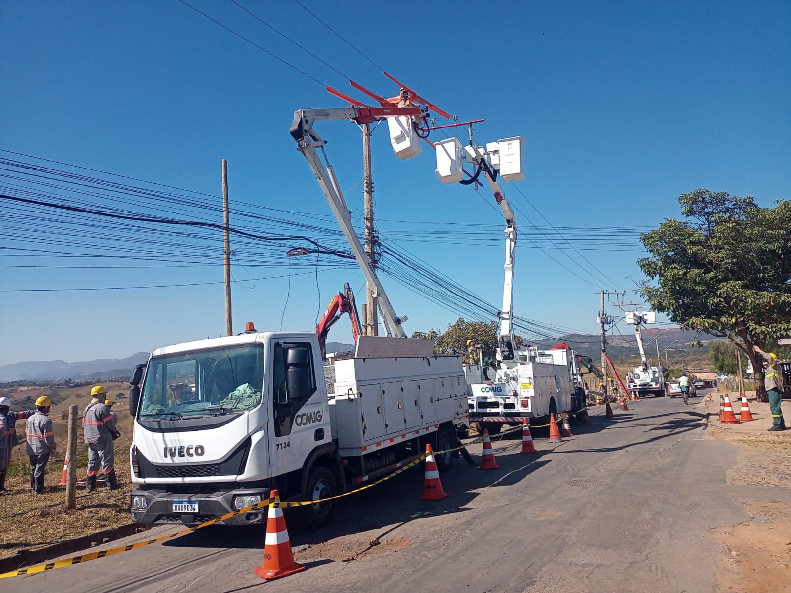 imagem com o um caminhão realizando a manutenção em um poste de iluminação.