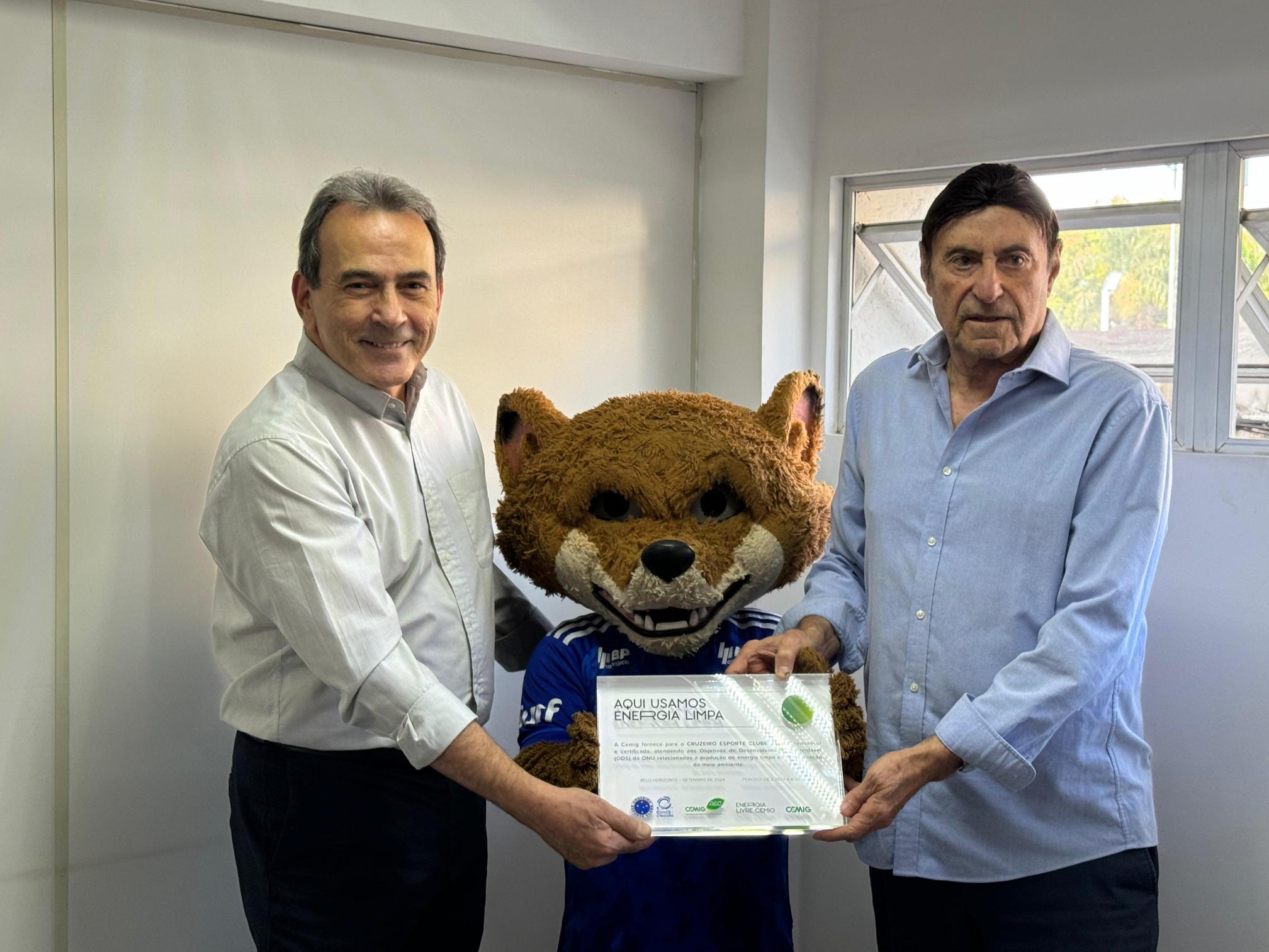 Foto do mascote do cruzeiro com vice presidente da cemig